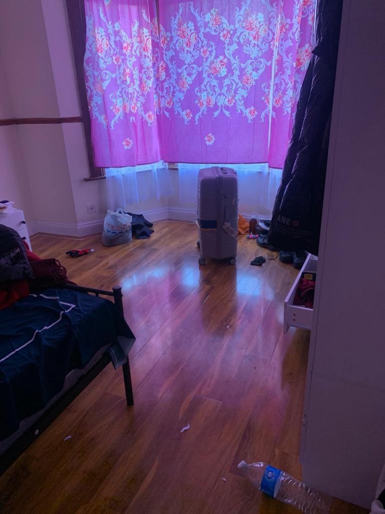 Large double room to rent