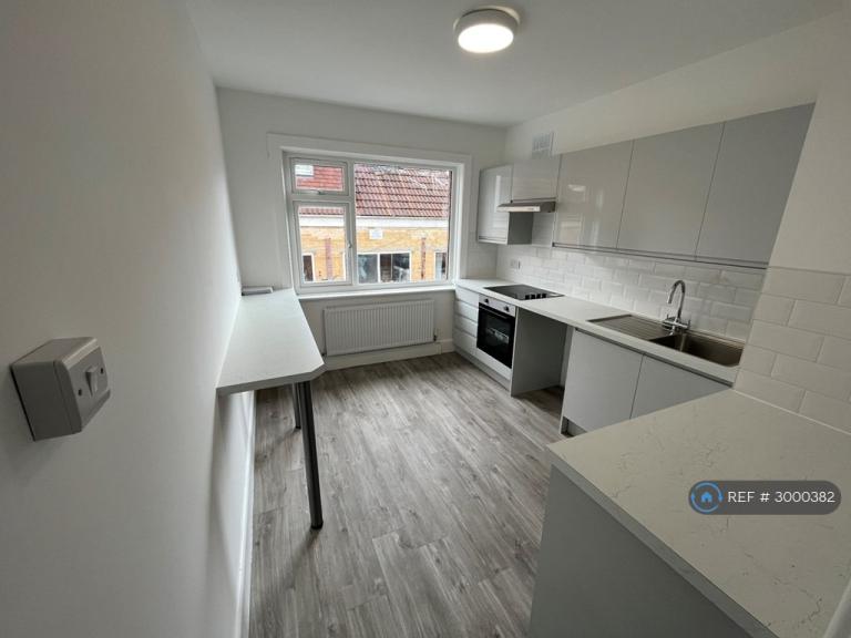 1 bedroom flat in Wimborne Road, Bournemouth, BH9 (1 bed) (#3000382)