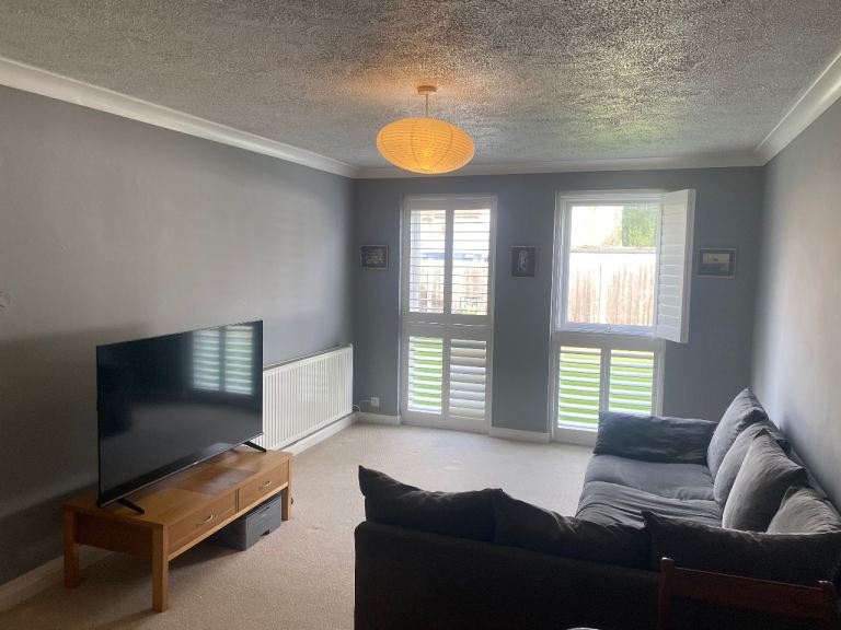 Large single bedroomed ground floor flat with private garden and parking.