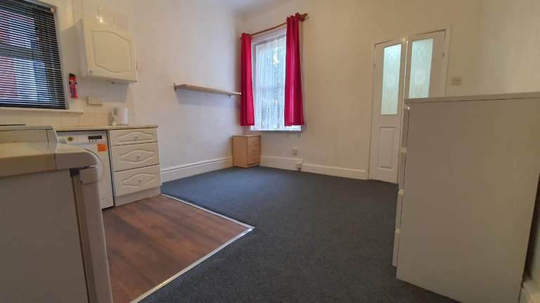 Studio flat - Shirley - Parking - Available NOW