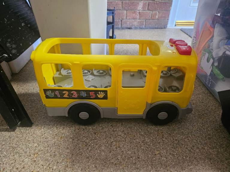 Pull along interactive bus 