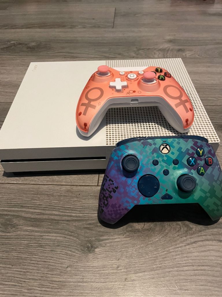 Xbox one s with two controller’s 