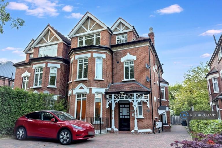 2 bedroom flat in Great North Road, London, N6 (2 bed) (#3007361)