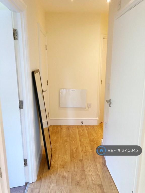 2 bedroom flat in Tower Bridge Road, London, SE1 (2 bed) (#2710345)