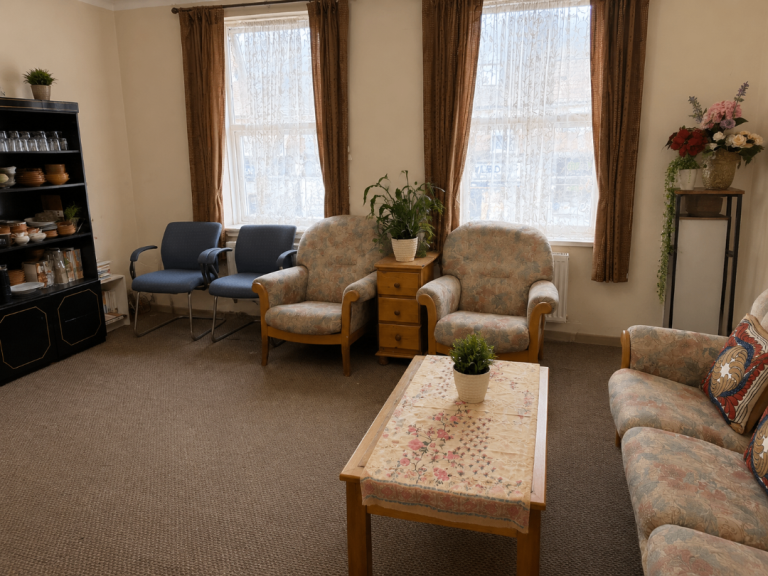 Nice Three Bed 1st Floor Flat to Let on Green Lane Dagenham RM8 1UU