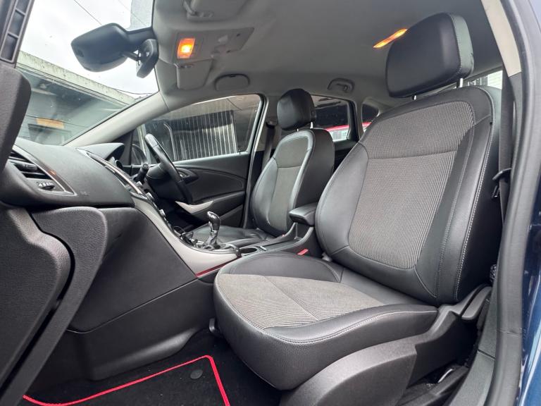 2011 Vauxhall Astra 1.6i 16V SE 5dr HATCHBACK Petrol Manual