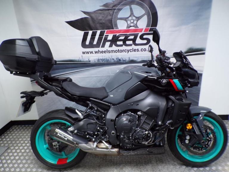 2024 YAMAHA MT-10 WITH ONLY 1374 MILES AND A TOP BOX