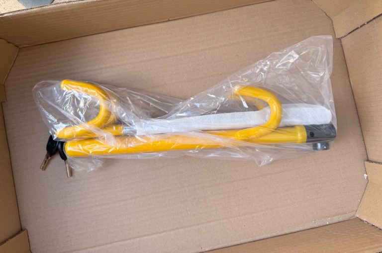 Universal Car Steering Wheel Anti-Theft - New, Visible Yellow Color + 2 Keys