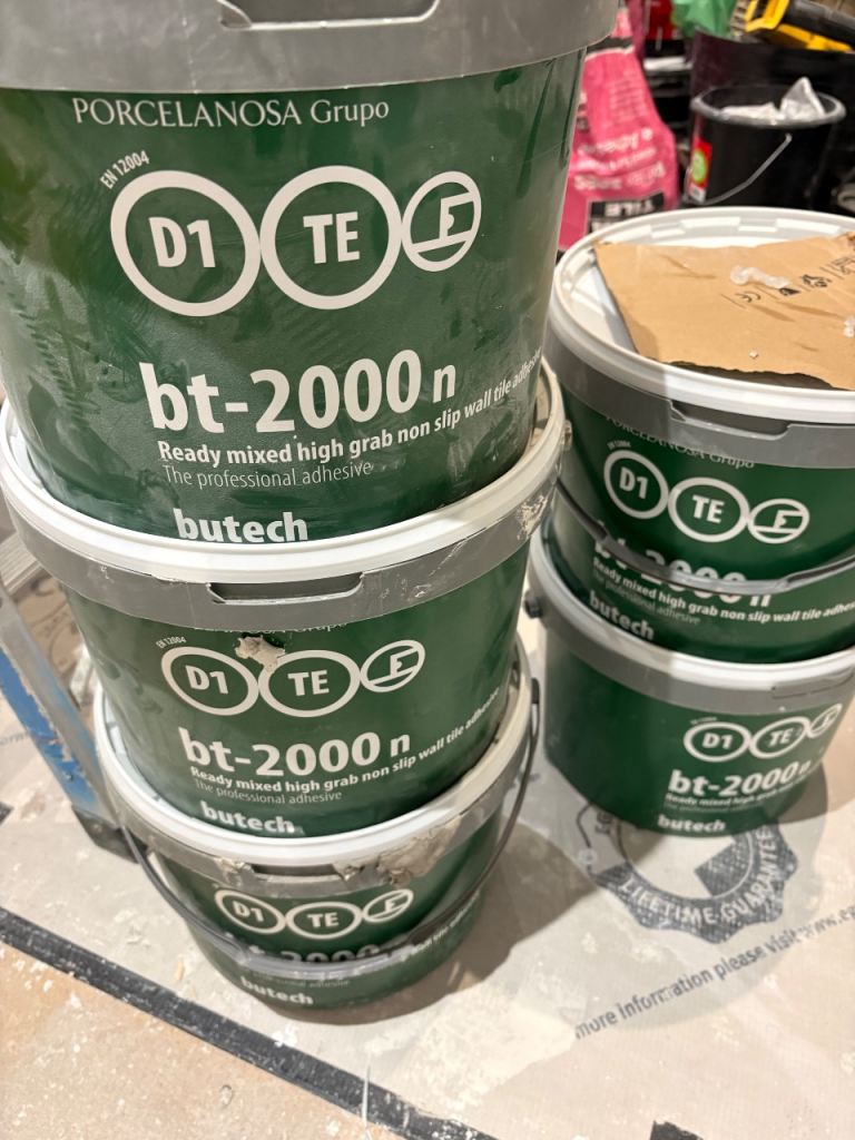 Tile adhesive x 4 tubs 