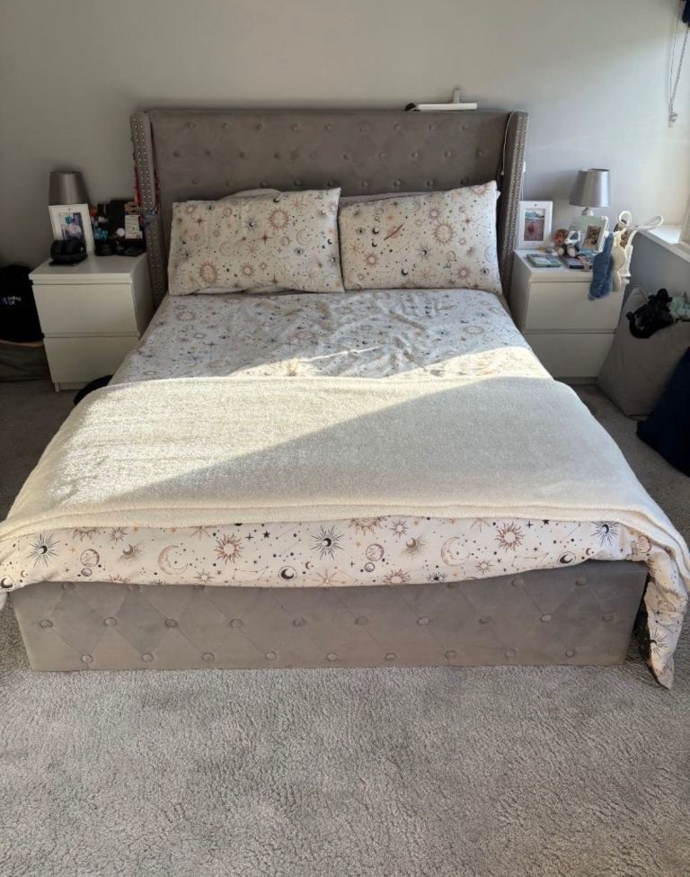 Double ottoman bed 
