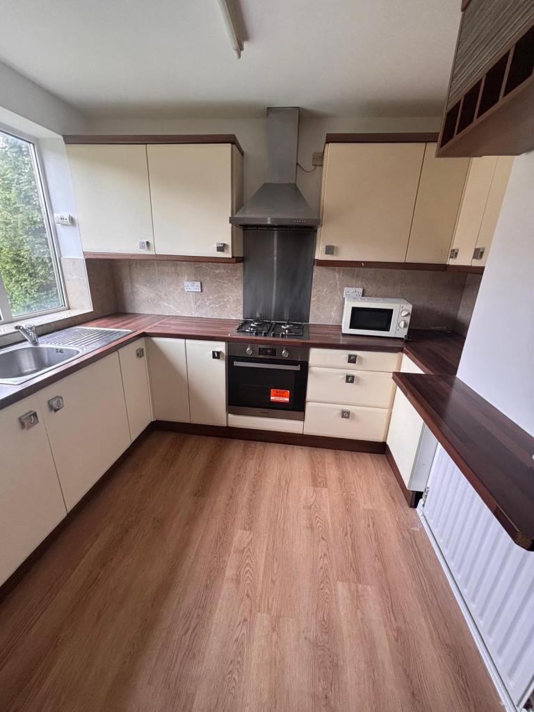    Complete Fitted Kitchen with Integrated Appliances