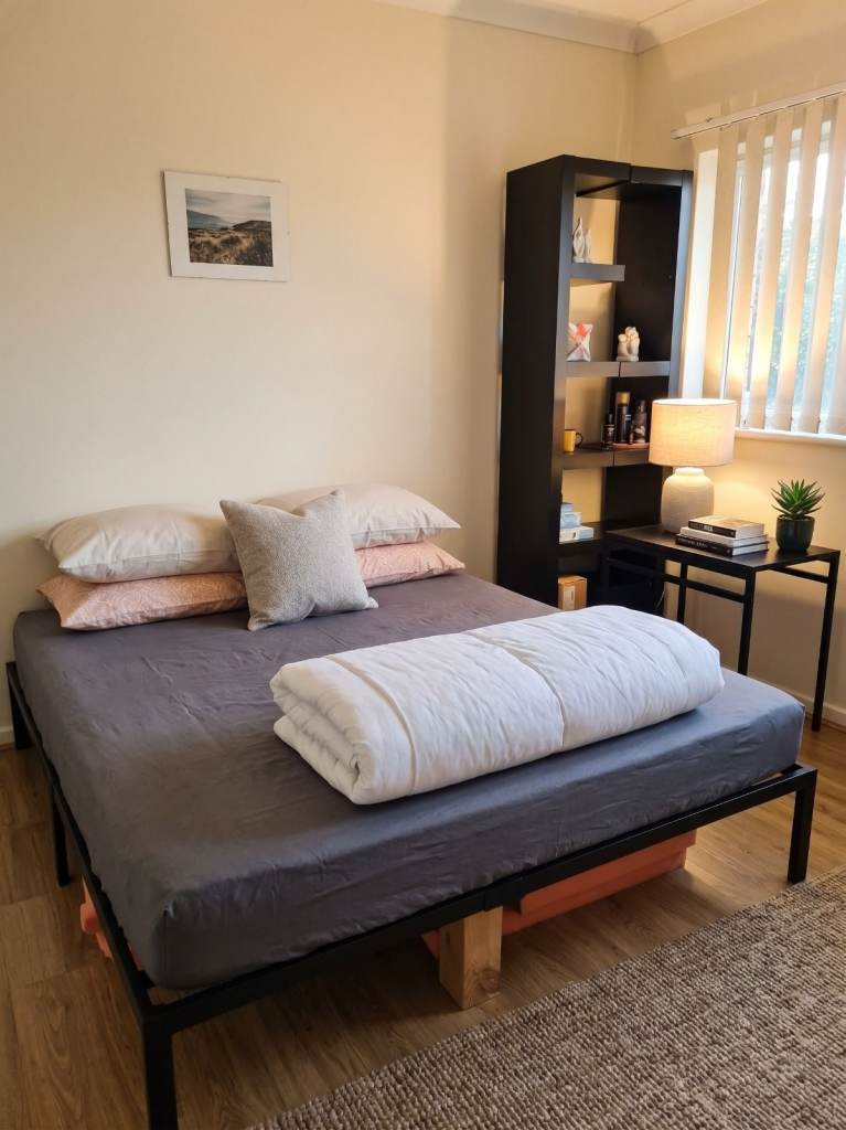 Compact furnished studio flat with fitted kitchen and ensuite bathroom. 