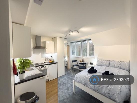 Studio flat in Station Road, Amersham, HP7 (#2892971)