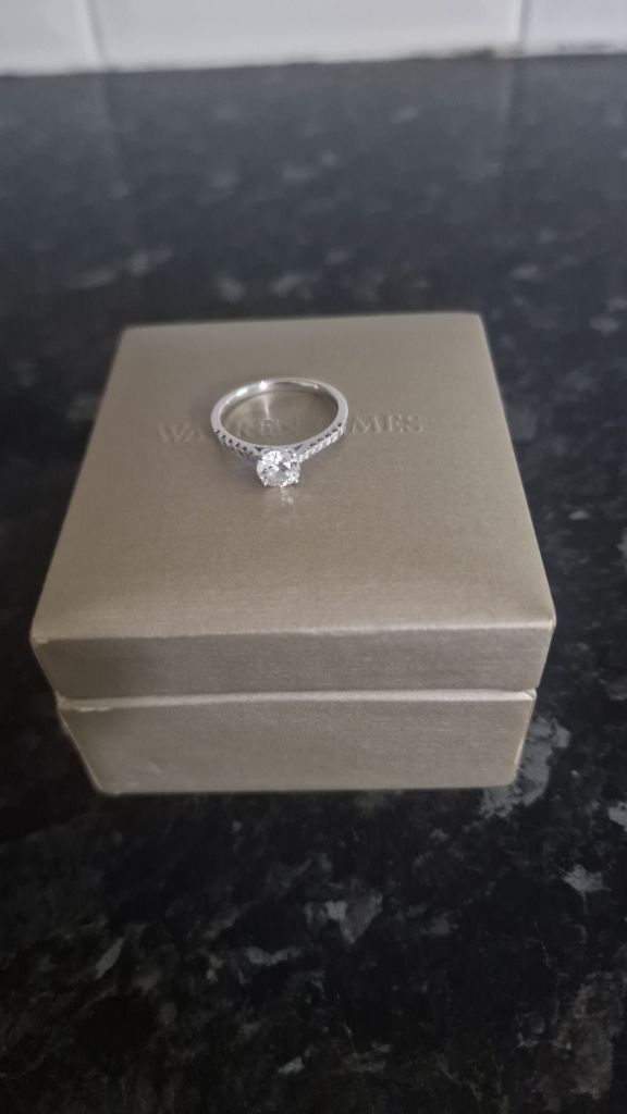 Beautiful Silver Ring with Clear Stone – Perfect Condition