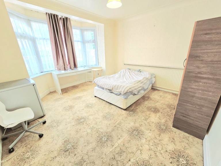A very nice 1 bed flat on Charter avenue IG2