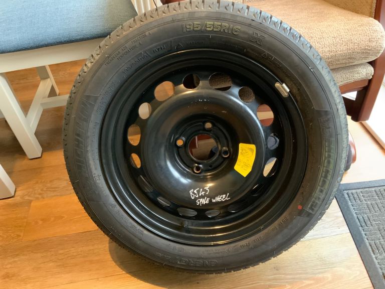 Spare wheel and tyre.