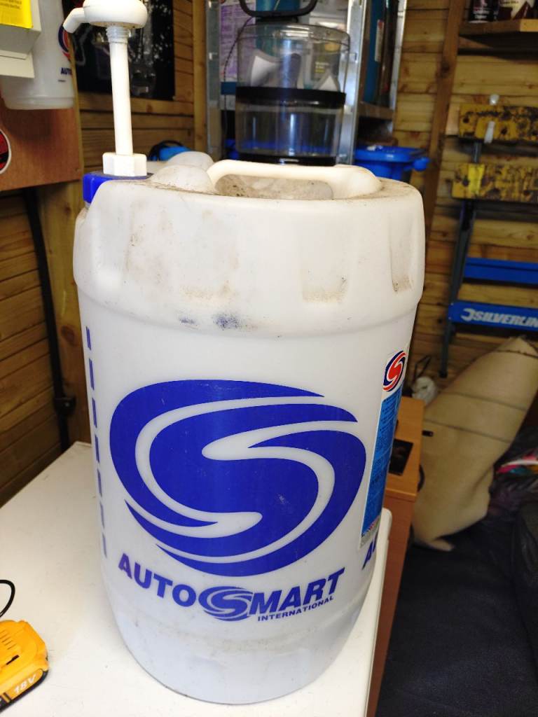 Plastic container with pump 
