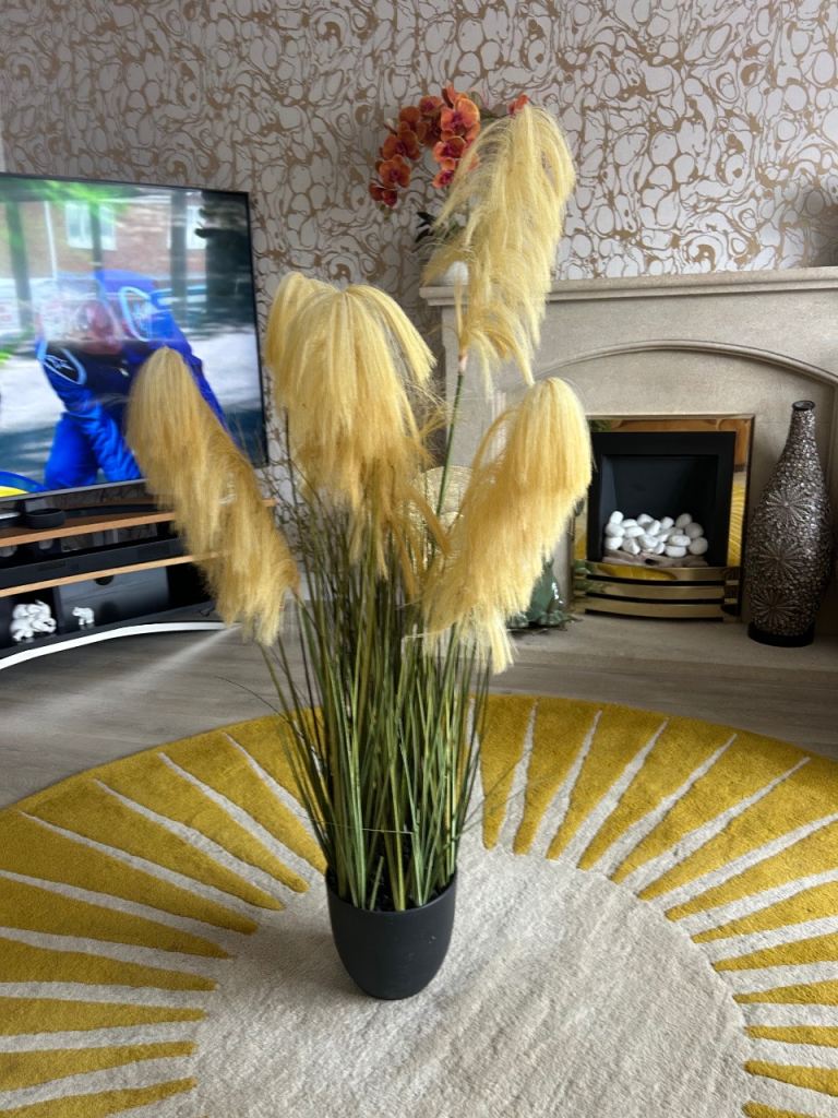Artificial pampas grass 