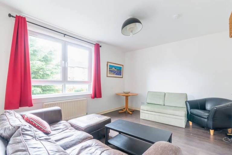 Bright, spacious, 2 bedroom flat in Craigentinny – available September 