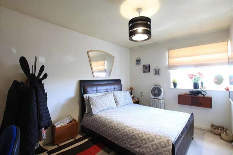 2 bedroom flat in Harlech Gardens, Hounslow
