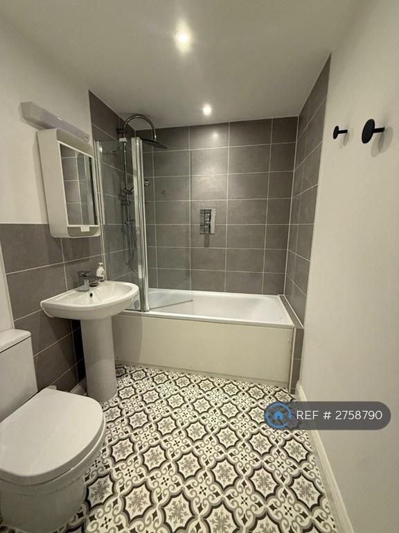 2 bedroom flat in Oliver Court, Bournemouth, BH5 (2 bed) (#2758790)