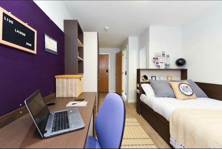 (Discounted room). TENANCY TAKEOVER – Student Roost St Davids Swansea