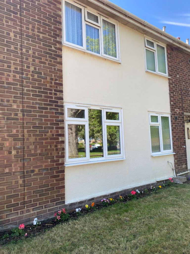 Ground Floor 1 Bedroom Sunny Fully Redecorated Flat in Quiet Leafy Ramsey. Easy walk to High St. 