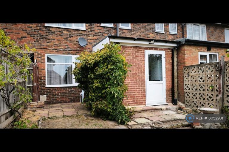 3 bedroom house in Lower Britwell Road, Slough, SL2 (3 bed) (#3052931)