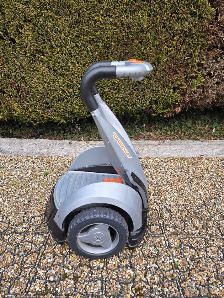 Famosa Dareway 12V children's electric ride-on scooter