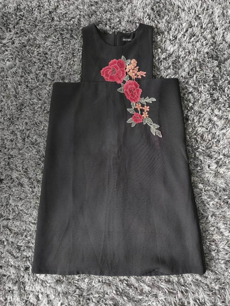 Size 6UK Boohoo black pinafore dress with floral embroidery £5