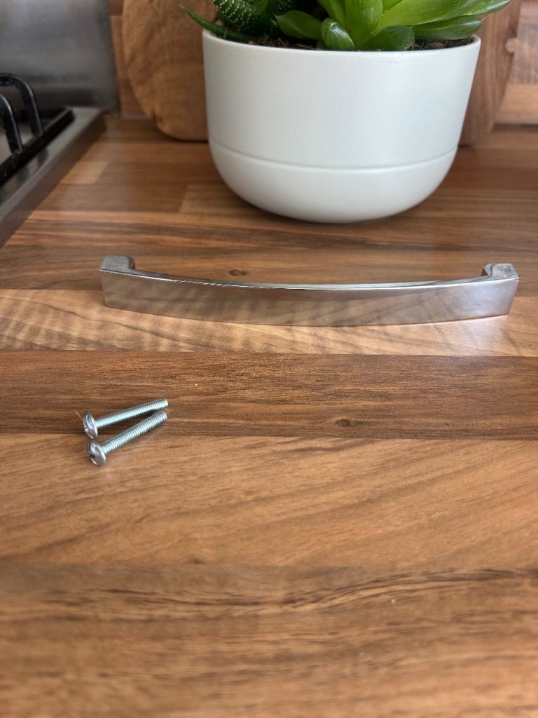 10 x silver Cabinet Handle with Screws – Good Condition