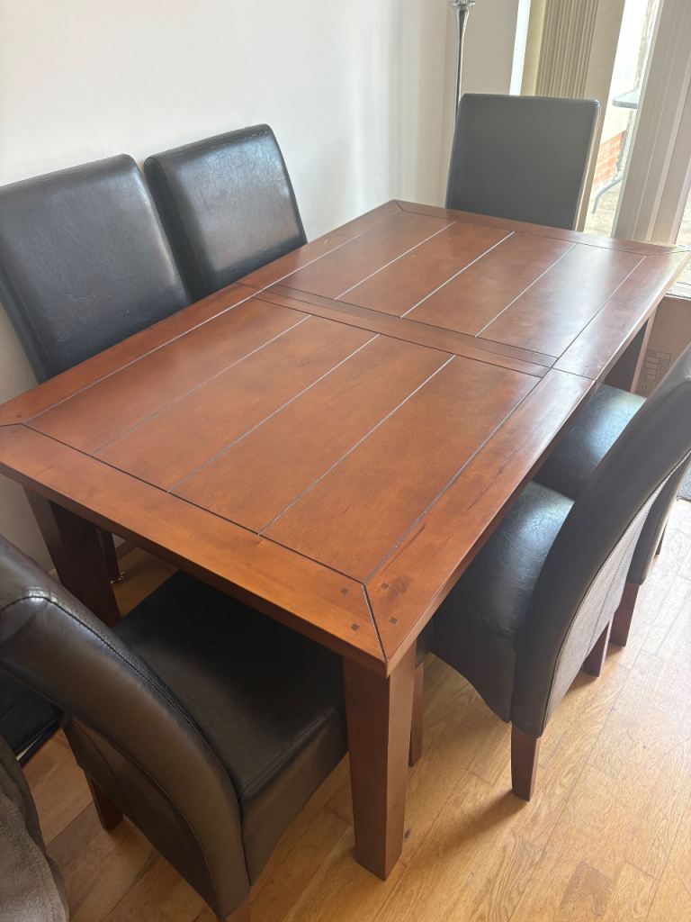 Extendable oak table with six chairs 