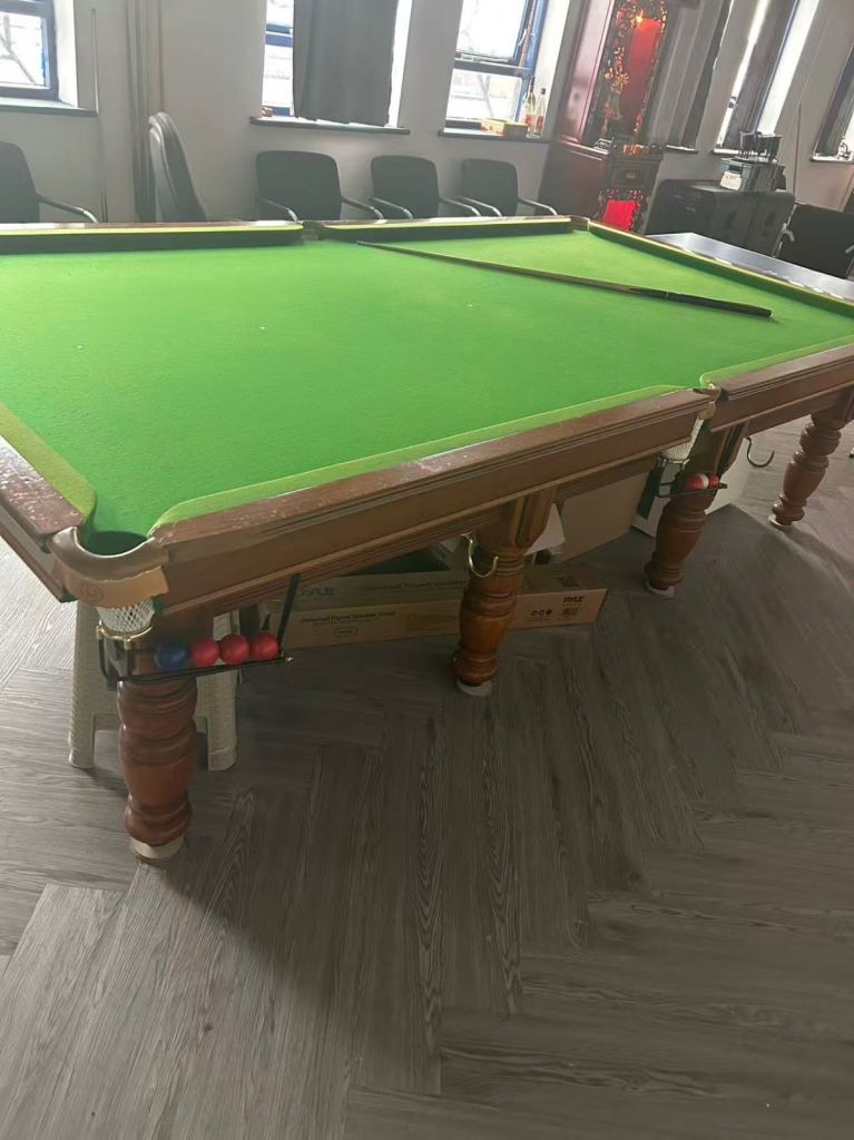 Bargain snooker table