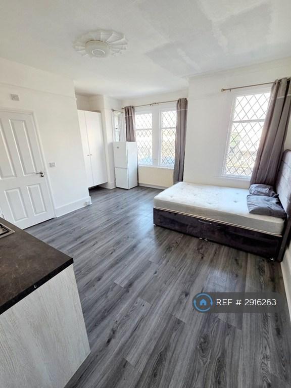 1 bedroom flat in Station Road, London, E4 (1 bed) (#2916263)