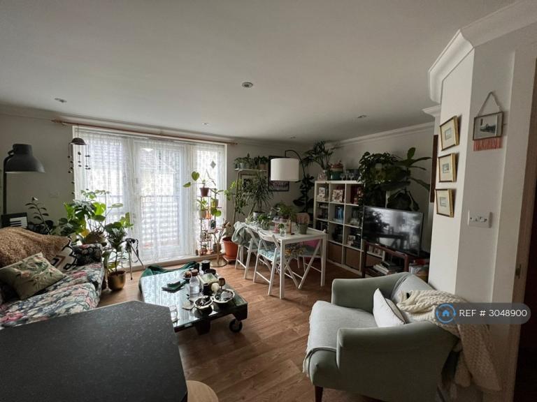 1 bedroom flat in Crest Court, Poole, BH15 (1 bed) (#3048900)
