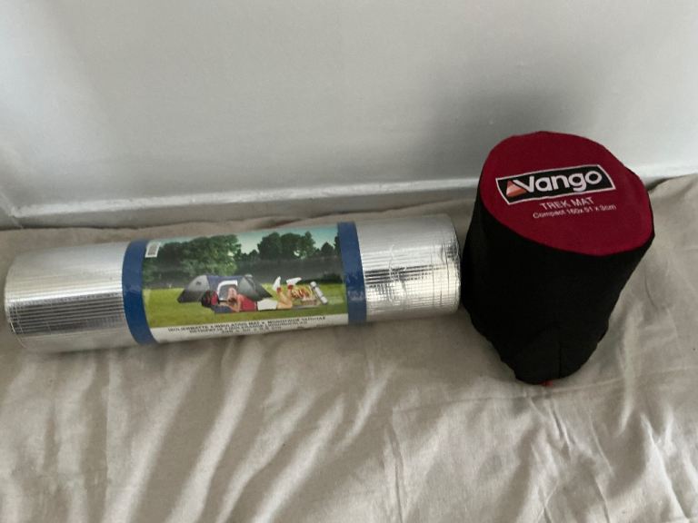 Self inflating sleeping mat with insulation mat.