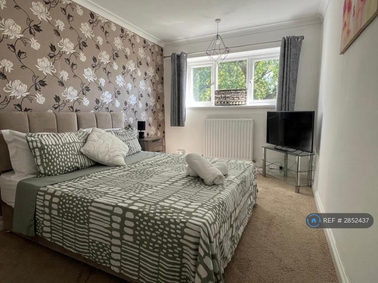 1 bedroom flat in Thistledown, Basildon, SS14 (1 bed) (#2852437)