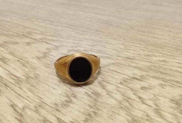 Signet style ring
