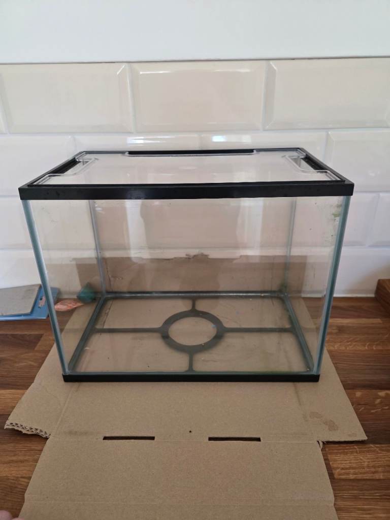 Pets at Home 19L fish tank with lid and pimp