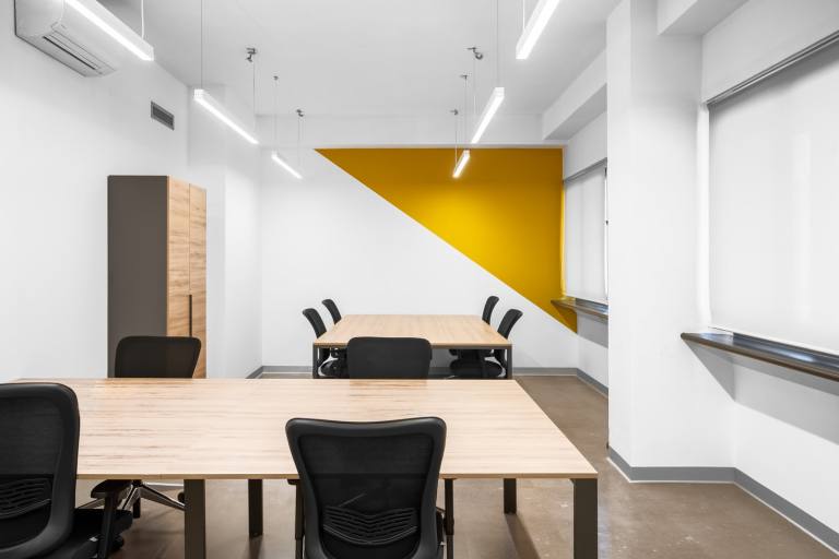 Hull - HU1 2PS \ Large Office Space Ideal for Up to 15 Desks