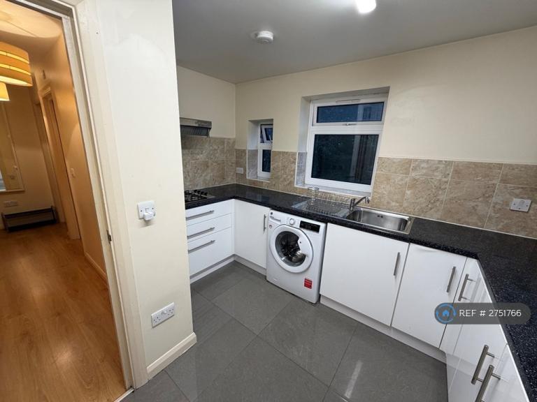 3 bedroom flat in Dartmouth Road, London, NW4 (3 bed) (#2751766)