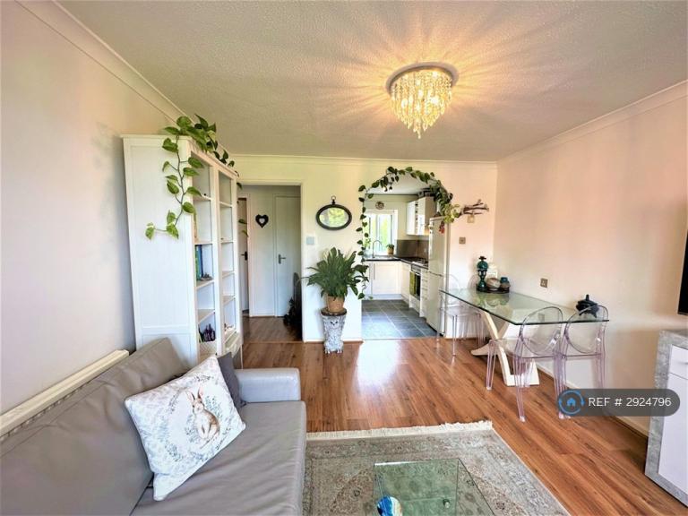 1 bedroom flat in Coniston Close, London, SW20 (1 bed) (#2924796)