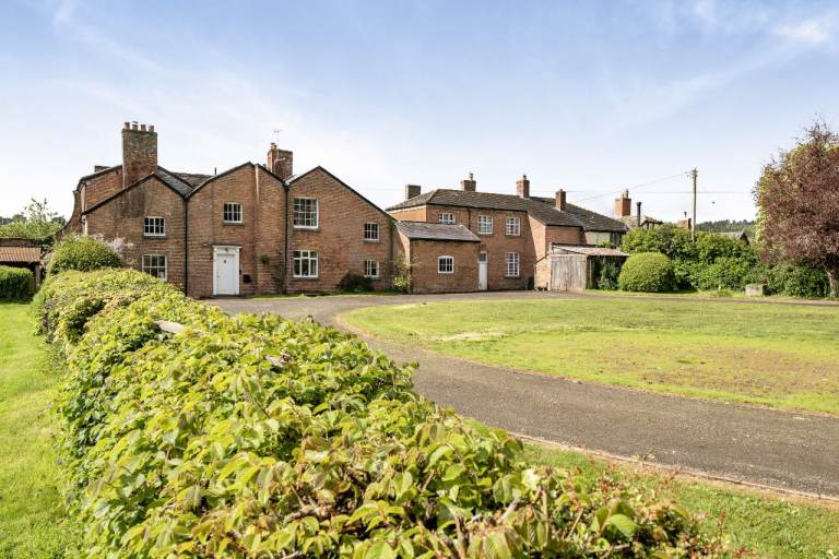 Grade II 7 Bed Property with Beautiful Gardens, Orchard, Sweeping Driveway, Annex and Outbuildings