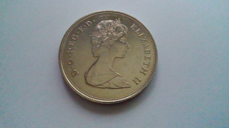 QUEEN ELIZABETH II 1972 25th ANNIVERSARY CROWN COIN