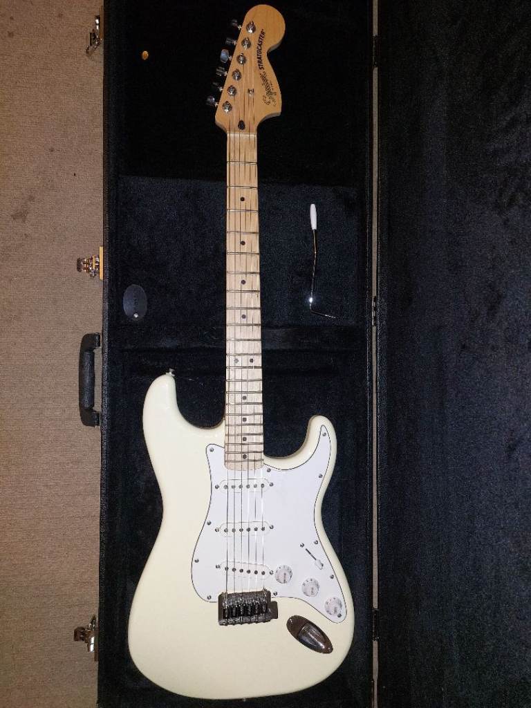 Squire stratocaster with Cahaya hard body case