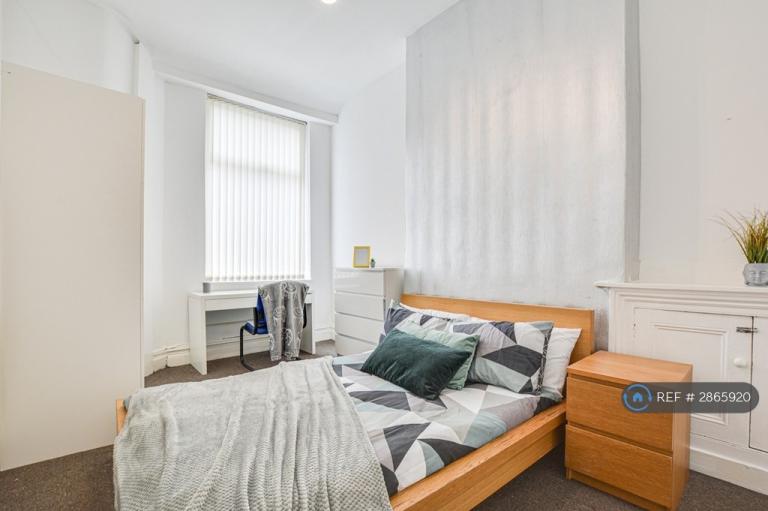 6 bedroom house in Longford Place, Manchester, M14 (6 bed) (#2865920)