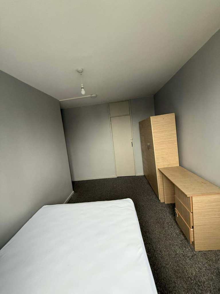 DOUBLE ROOM AVAILABLE NOW CANARY WARF, E14– 3 minutes from station