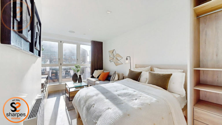 Studio flat in , Coombe Hill House, Beverley Way, London