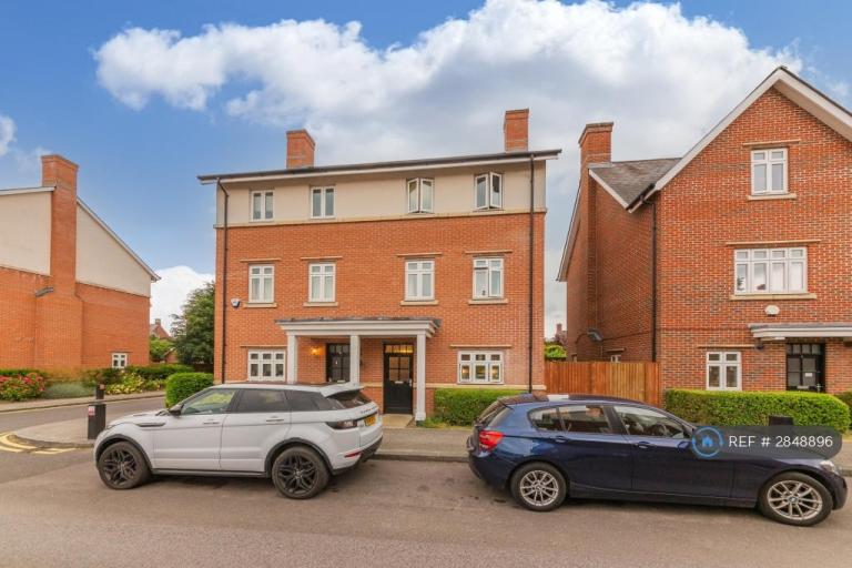 4 bedroom house in Gabriel's Square, Reading, RG6 (4 bed) (#2848896)