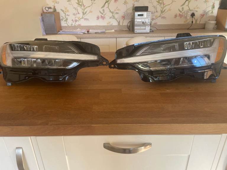VOLVO V60 (II) 2019 FRONT DRIVER & PASSENGER SIDE HEADLIGHTS EU LEFT - HAND DRIVE VEHICLE